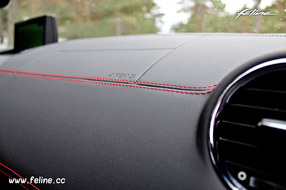 Photo planche de bord en TEP surpiqué rouge Peugeot RCZ R Rouge Erythrée - Essais Novembre 2013 - 1-044