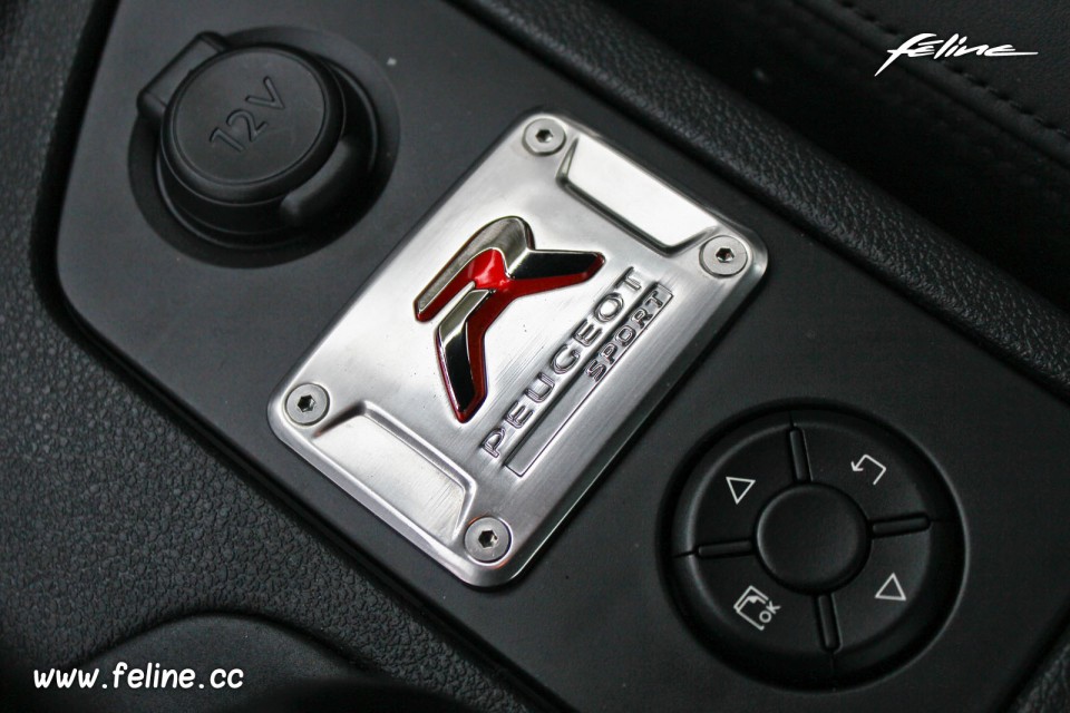 Photo plaque aluminium Peugeot Sport R Peugeot RCZ R Rouge Erythrée - Essais Novembre 2013 - 1-046