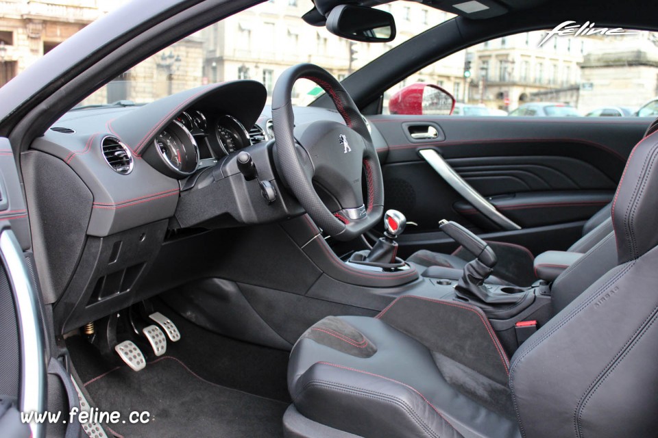 Photo habitacle Peugeot RCZ R - 1.6 THP 270 - Rouge Erythrée