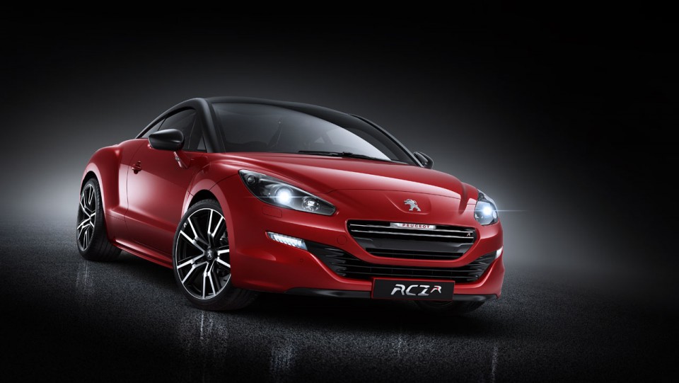 3/4 avant Peugeot RCZ R I Rouge (fond noir) - 1-002