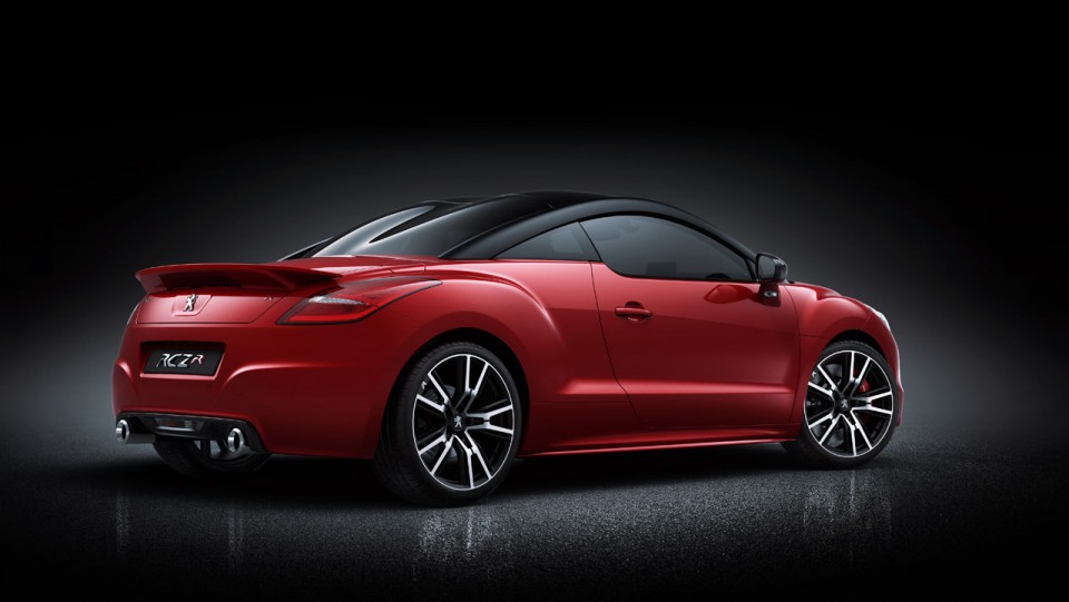 Vue arrière Peugeot RCZ R I Rouge (fond noir) - 1-005