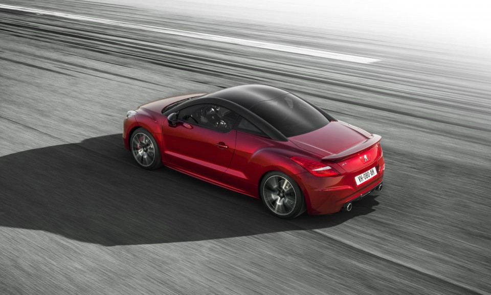 Photo aérienne 3/4 arrière dynamique Peugeot RCZ R I Rouge Erythrée - 2-012