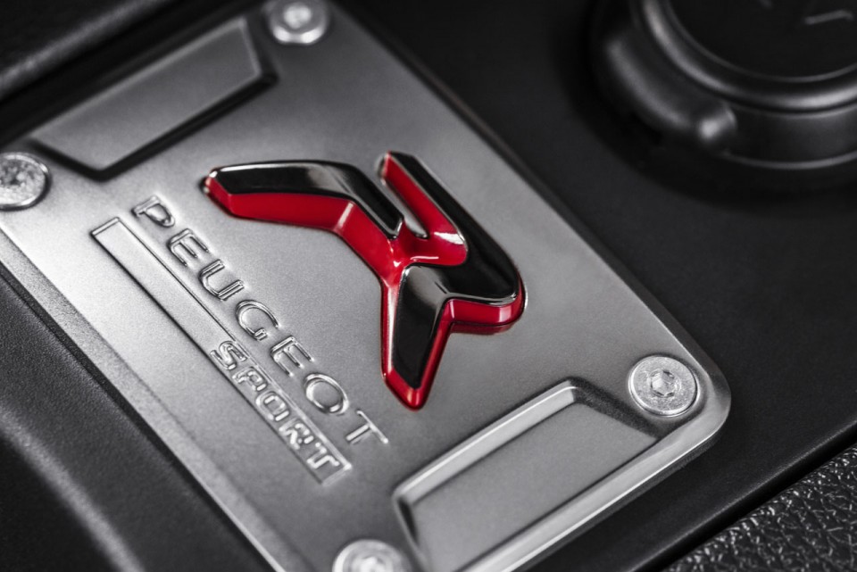 Photo plaque Peugeot Sport "R" Peugeot RCZ R I Rouge Erythrée - 2-043