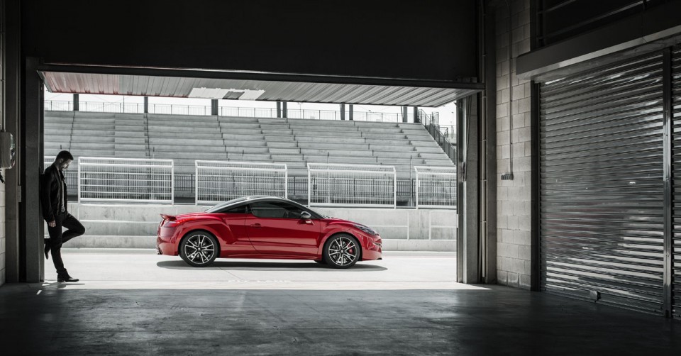 Photo lifestyle circuit Peugeot RCZ R I Rouge Erythrée - 2-055