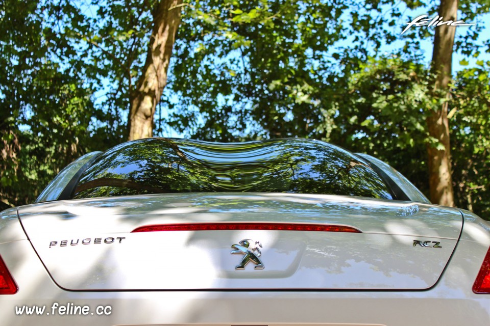 Photo toit à double bosselage Peugeot RCZ GT Line Blanc Nacré