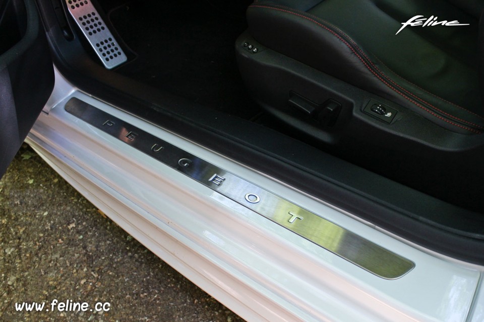 Photo seuil de porte aluminium Peugeot RCZ GT Line Blanc Nacré