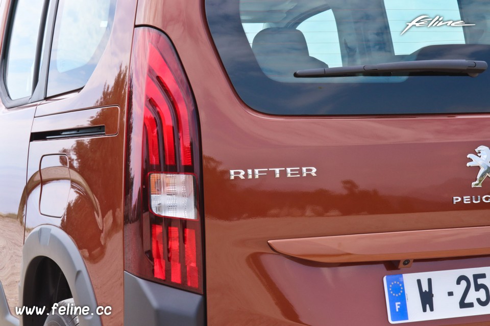 Photo feu arrière LED nouveau Peugeot Rifter I (2018)