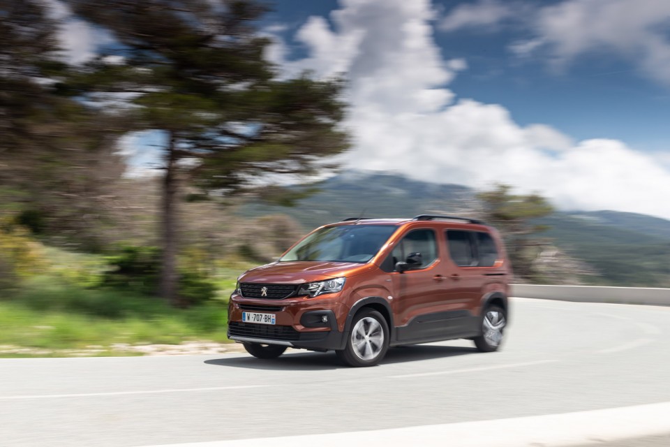 Photo dynamique route Peugeot Rifter GT Line Metallic Copper - E