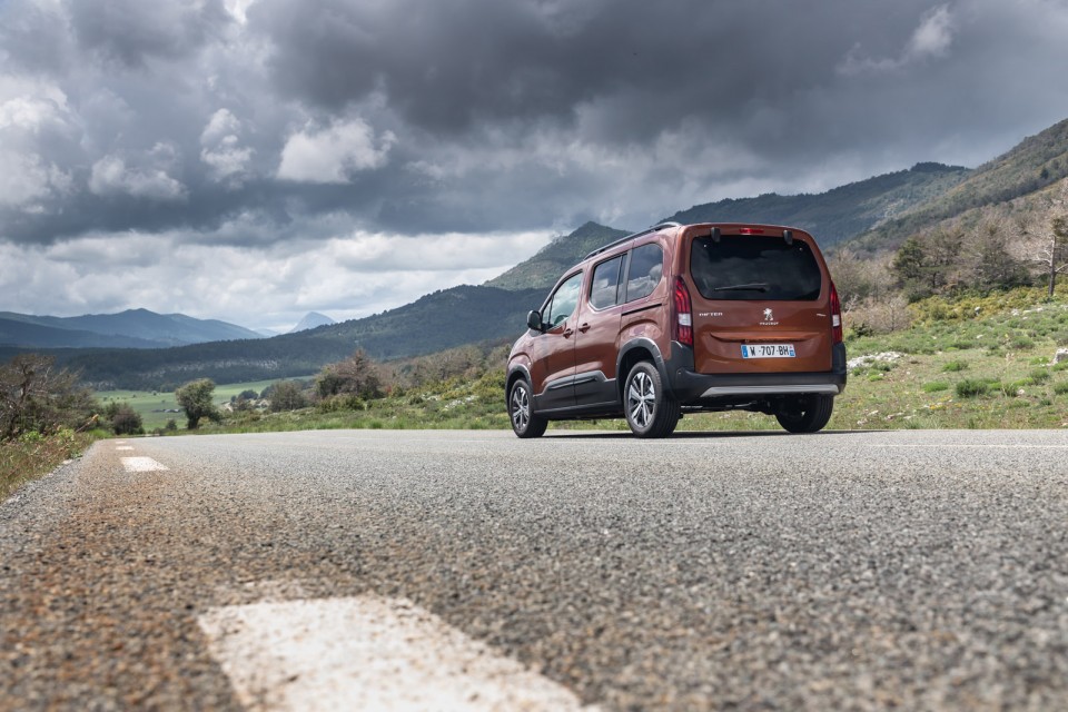 Photo statique route Peugeot Rifter GT Line Metallic Copper - Es