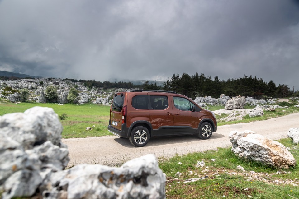 Photo statique route Peugeot Rifter GT Line Metallic Copper - Es