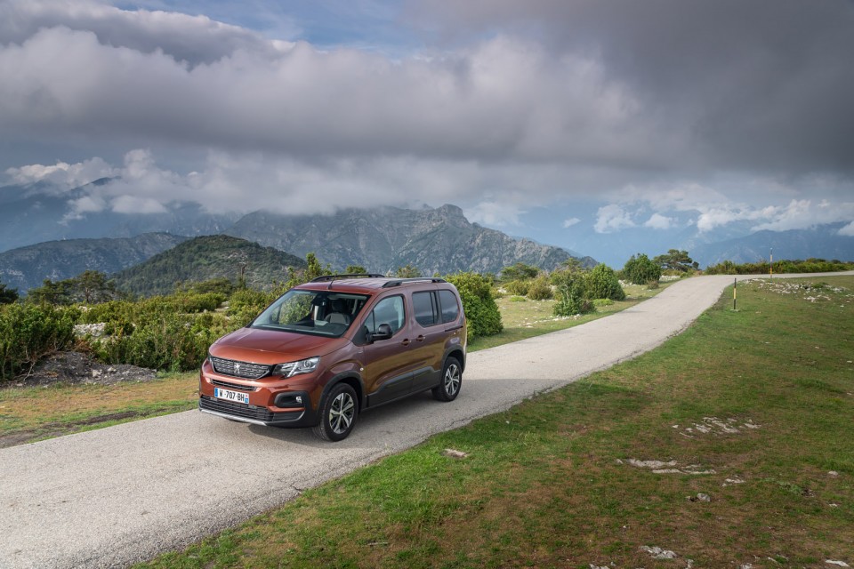 Photo statique route Peugeot Rifter GT Line Metallic Copper - Es