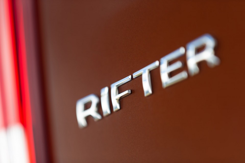 Photo badge Peugeot Rifter GT Line Metallic Copper - Essais pres