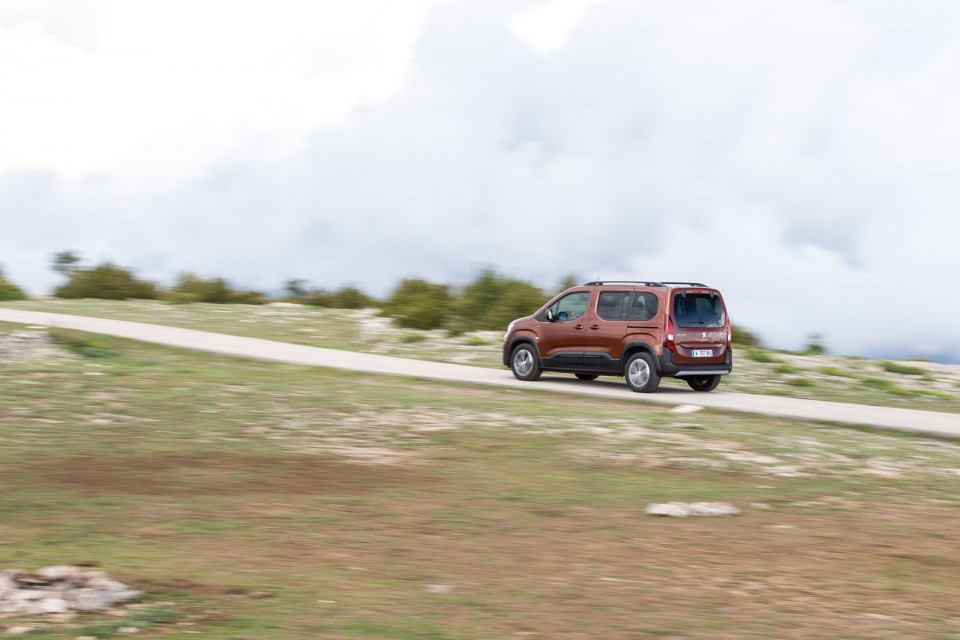 Photo essai sur route Peugeot Rifter GT Line Metallic Copper - E