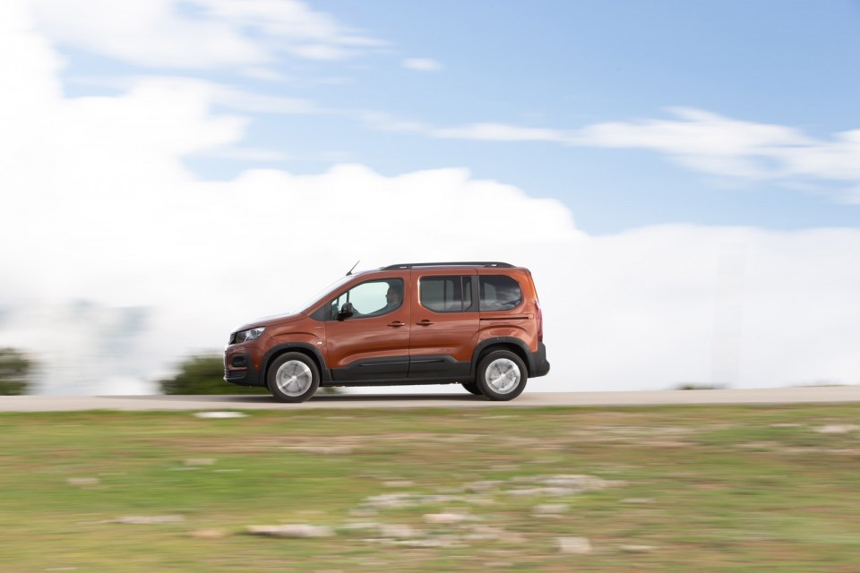 Photo essai sur route Peugeot Rifter GT Line Metallic Copper - E