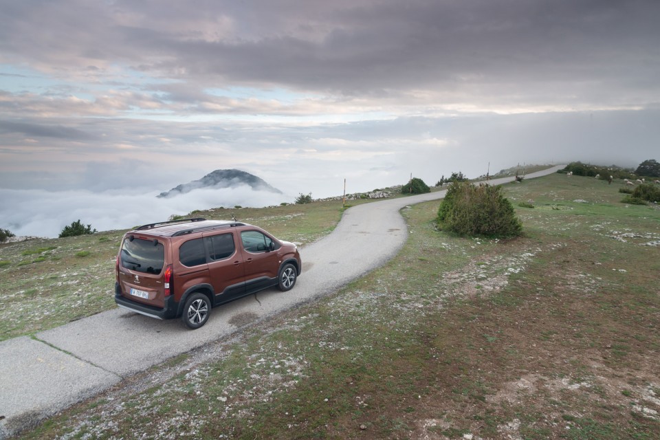 Photo officielle Peugeot Rifter GT Line Metallic Copper - Essais