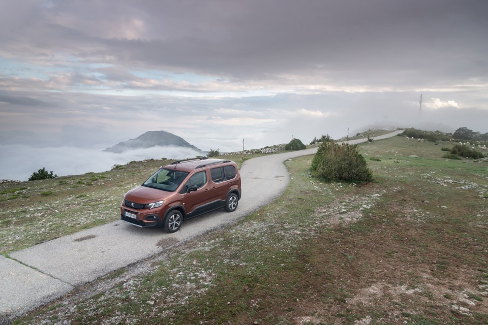 Photo officielle Peugeot Rifter GT Line Metallic Copper - Essais