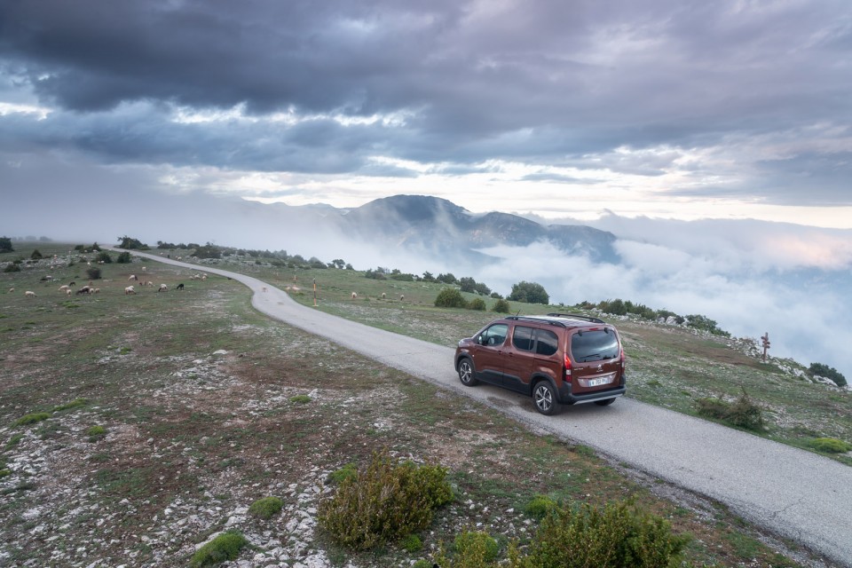 Photo officielle Peugeot Rifter GT Line Metallic Copper - Essais