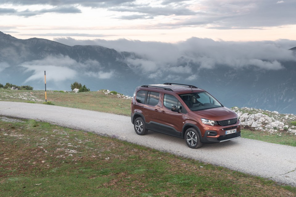 Photo officielle Peugeot Rifter GT Line Metallic Copper - Essais