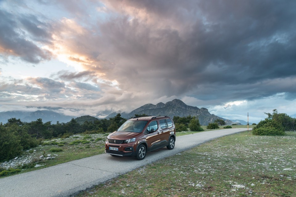 Photo officielle Peugeot Rifter GT Line Metallic Copper - Essais