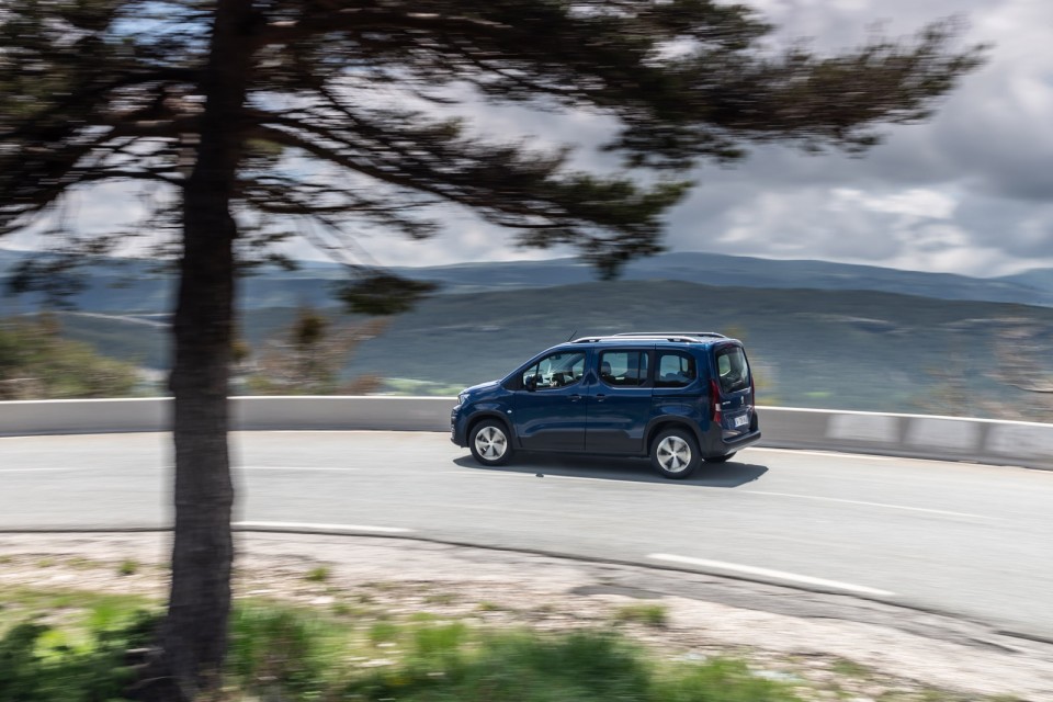 Photo dynamique route Peugeot Rifter Allure Deep Blue - Essais p