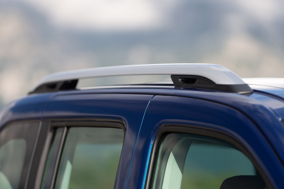 Photo barre de toit aluminium Peugeot Rifter Allure Deep Blue -