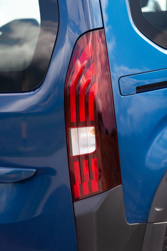 Photo feu arrière Peugeot Rifter Allure Deep Blue - Essais pres