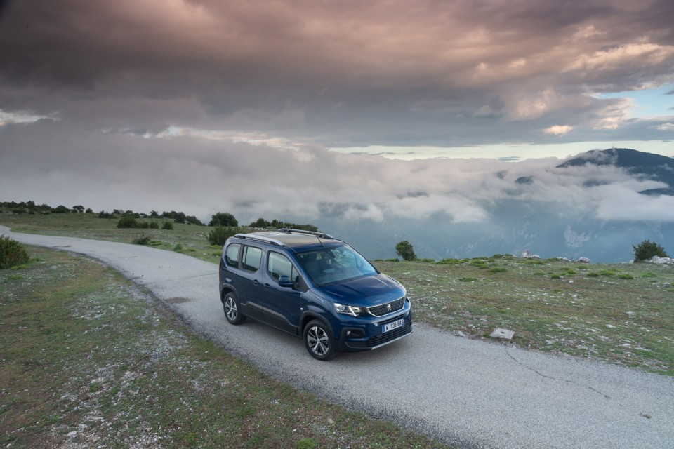 Photo statique route Peugeot Rifter Allure Deep Blue - Essais pr