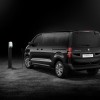 Photo 3/4 arrière fond noir Peugeot e-Traveller Electrique (202