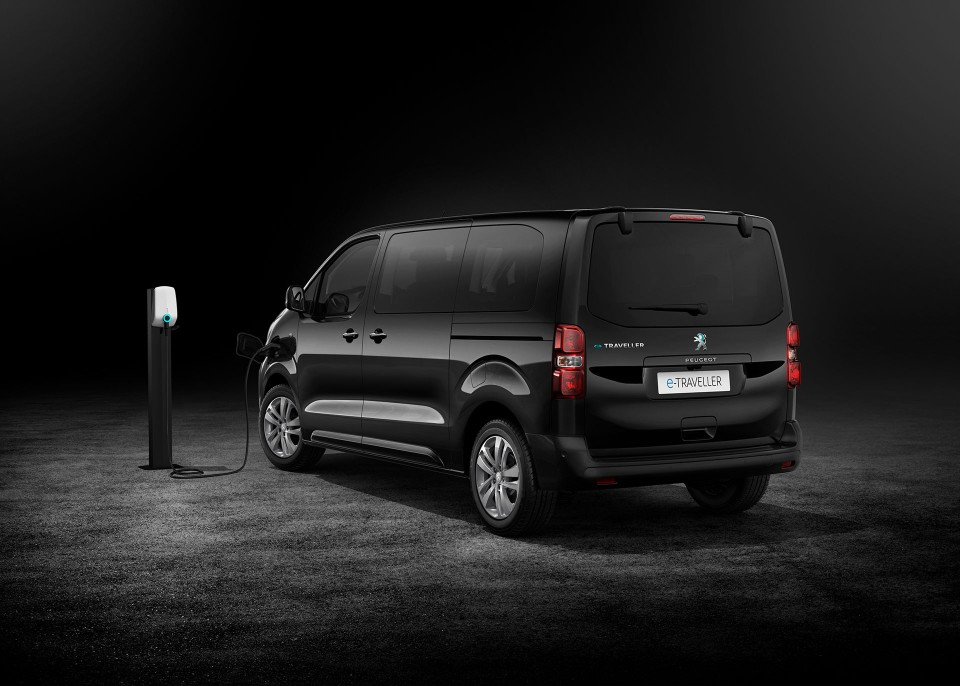 Photo 3/4 arrière fond noir Peugeot e-Traveller Electrique (202