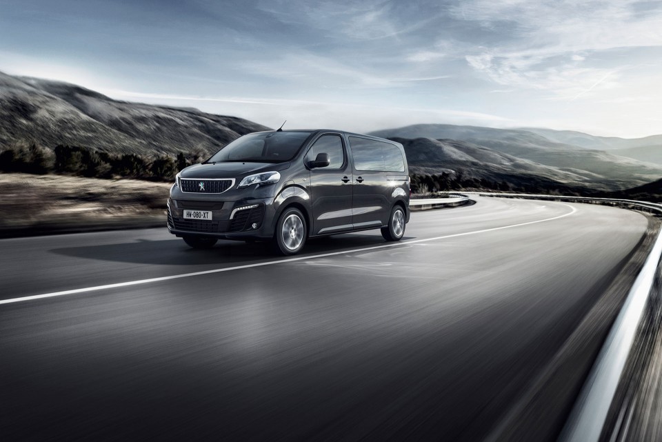 Photo dynamique Peugeot e-Traveller Electrique (2020)