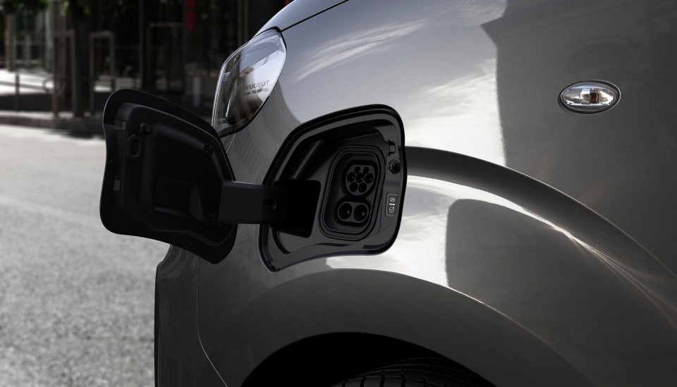 Photo prise de charge Peugeot e-Traveller Electrique (2020)