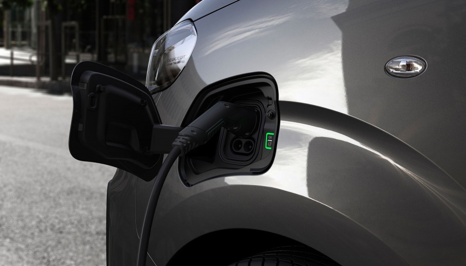 Photo prise de charge Peugeot e-Traveller Electrique (2020)