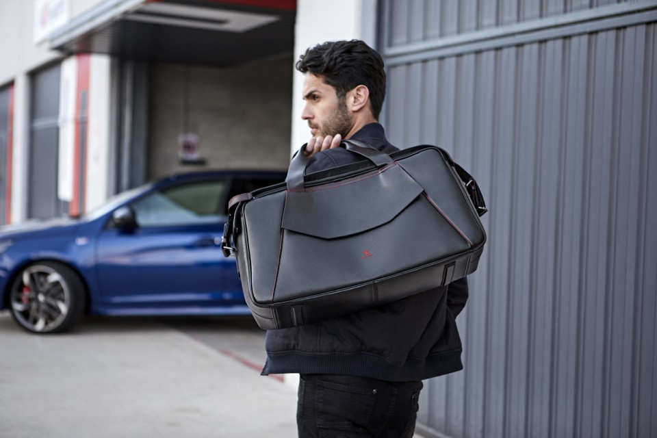 Photo sac de voyage cuir Peugeot GTi (2017)