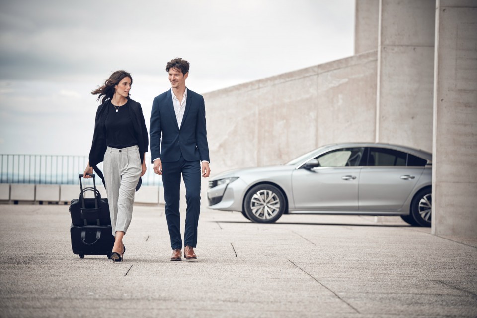 Photo porte documents slim et trolley cuir Alcantara Peugeot 508