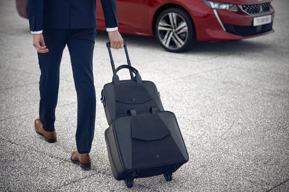 Photo porte documents slim et trolley cuir Alcantara Peugeot 508