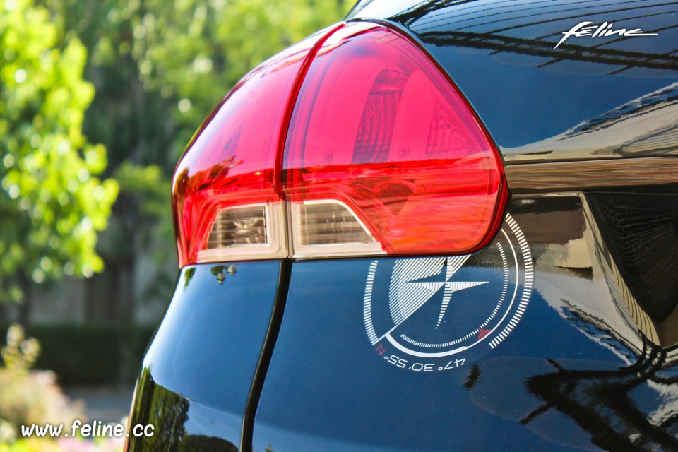 Feu arrière et autocollant Peugeot 2008 Crossway (2014) - Musé